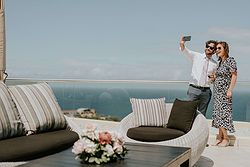 realweddings_eislers_nsw_jonahs restaurant_boutique_hotel_terrace selfie