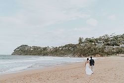 realweddings_eislers_nsw_jonahs restaurant_boutique_hotel_beach walk