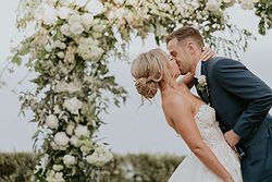 realweddings_matt&emily_nsw_jonahs restaurant_boutique_hotel_kissing